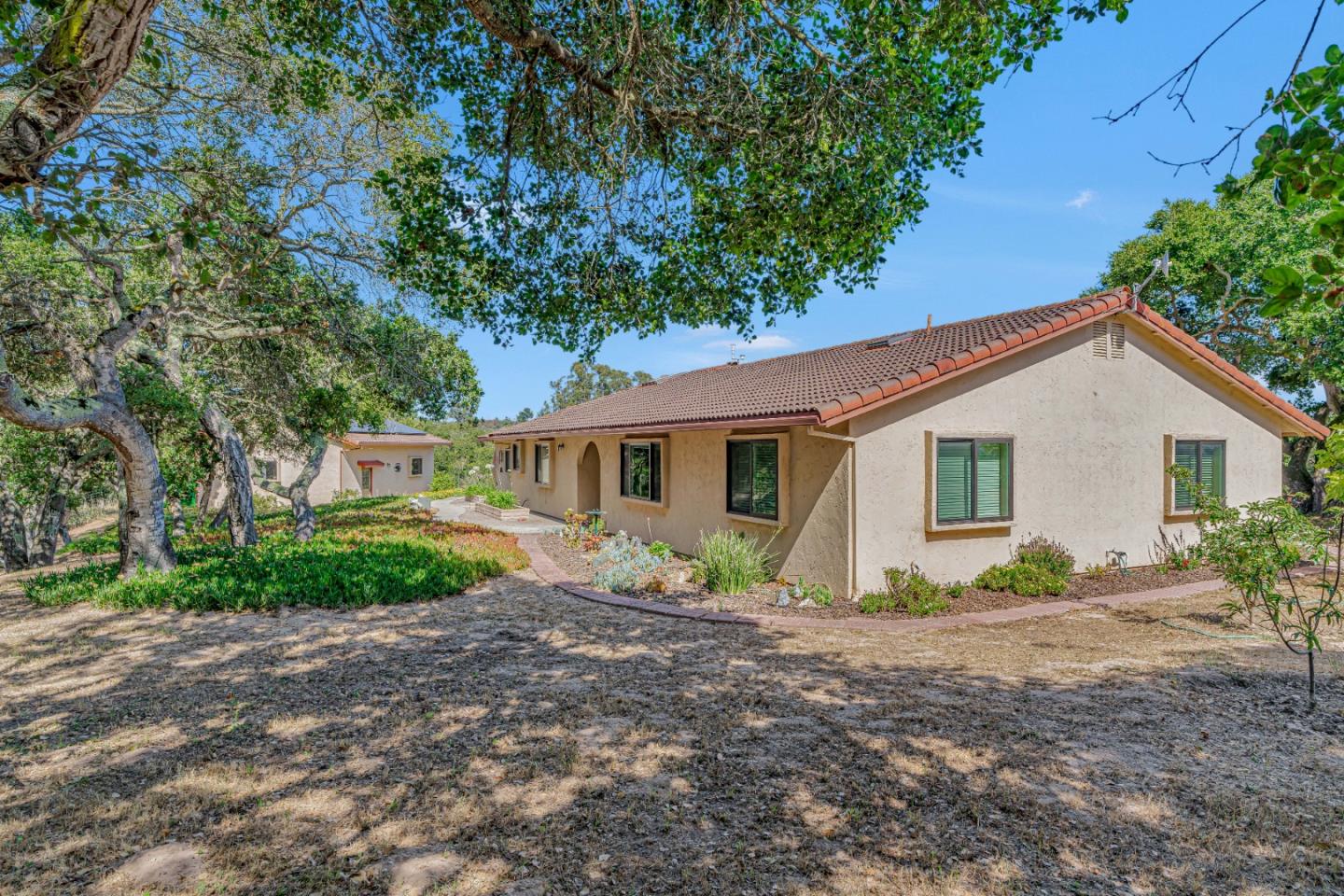 Detail Gallery Image 7 of 49 For 19225 Reavis Way, Salinas,  CA 93907 - 4 Beds | 2/1 Baths