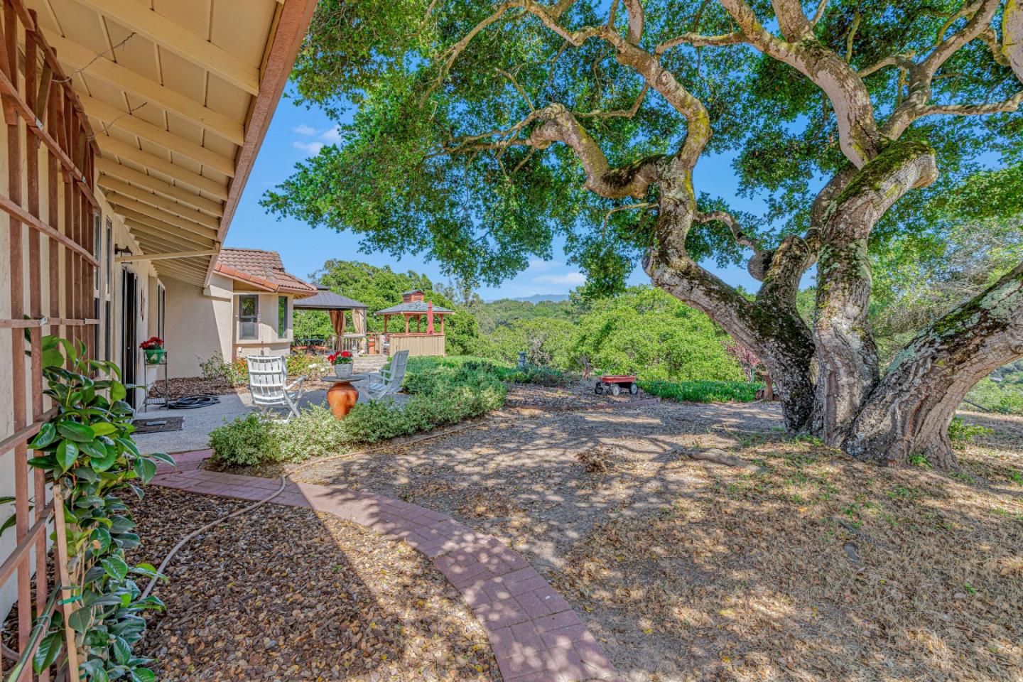 Detail Gallery Image 9 of 49 For 19225 Reavis Way, Salinas,  CA 93907 - 4 Beds | 2/1 Baths