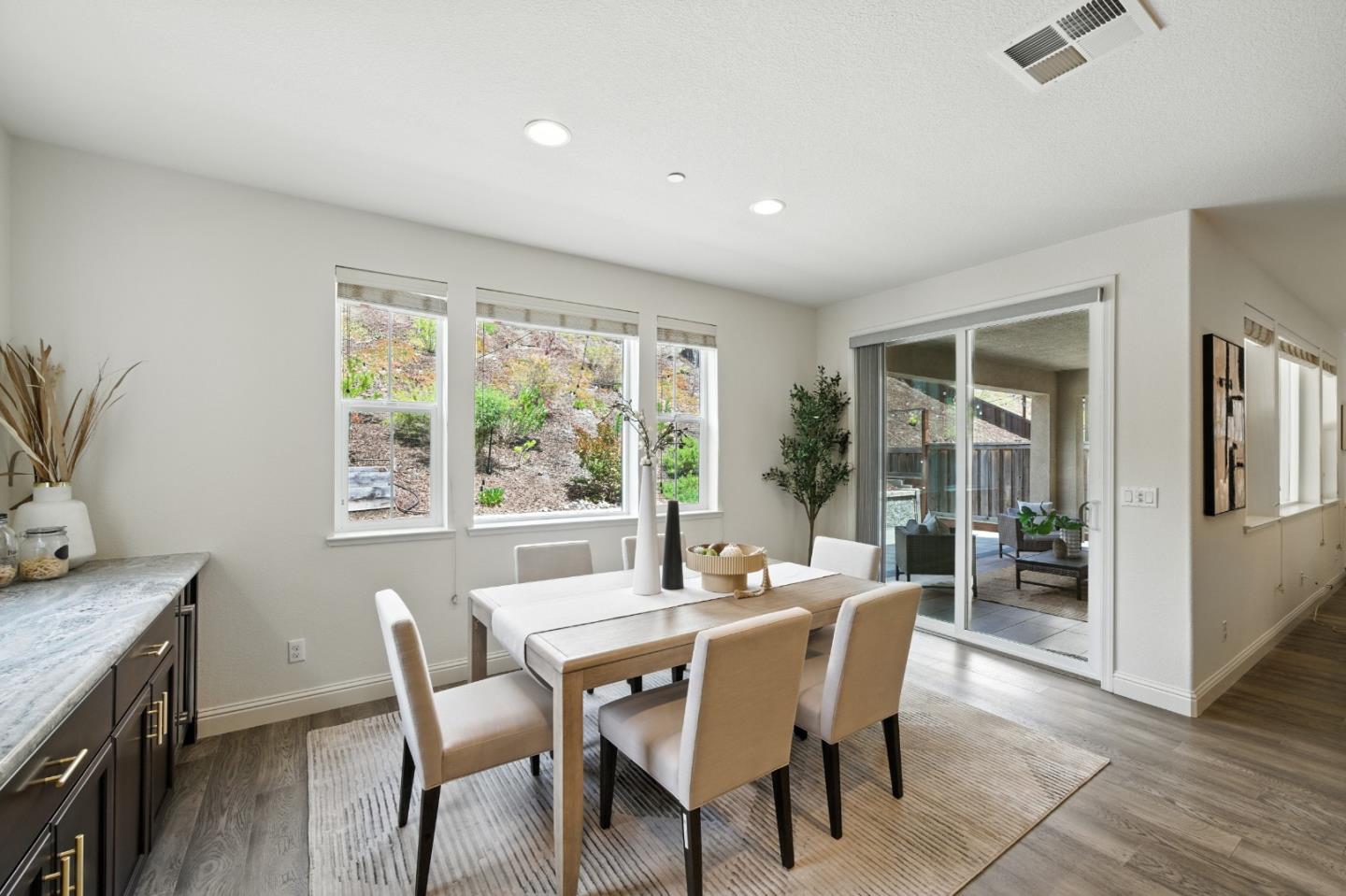 Detail Gallery Image 12 of 48 For 28780 Vista Grande Dr, Hayward,  CA 94544 - 5 Beds | 3 Baths