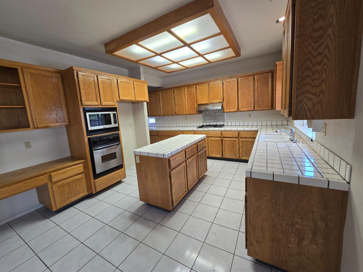Detail Gallery Image 10 of 26 For 1204 Pickford Way, Salinas,  CA 93906 - 5 Beds | 3 Baths