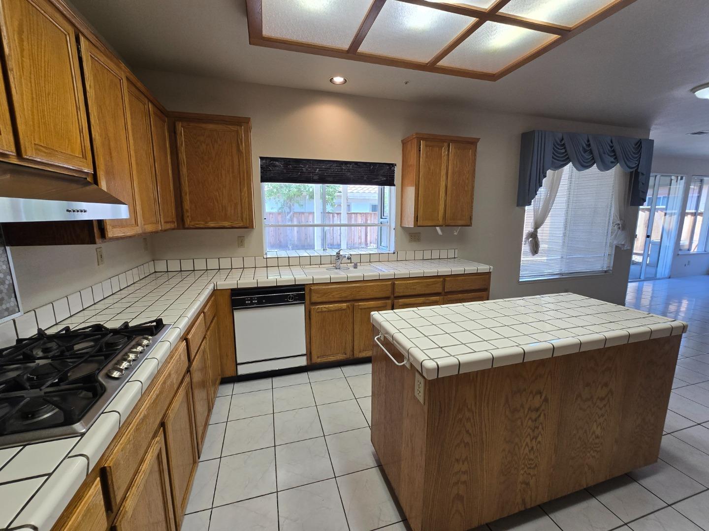 Detail Gallery Image 11 of 26 For 1204 Pickford Way, Salinas,  CA 93906 - 5 Beds | 3 Baths