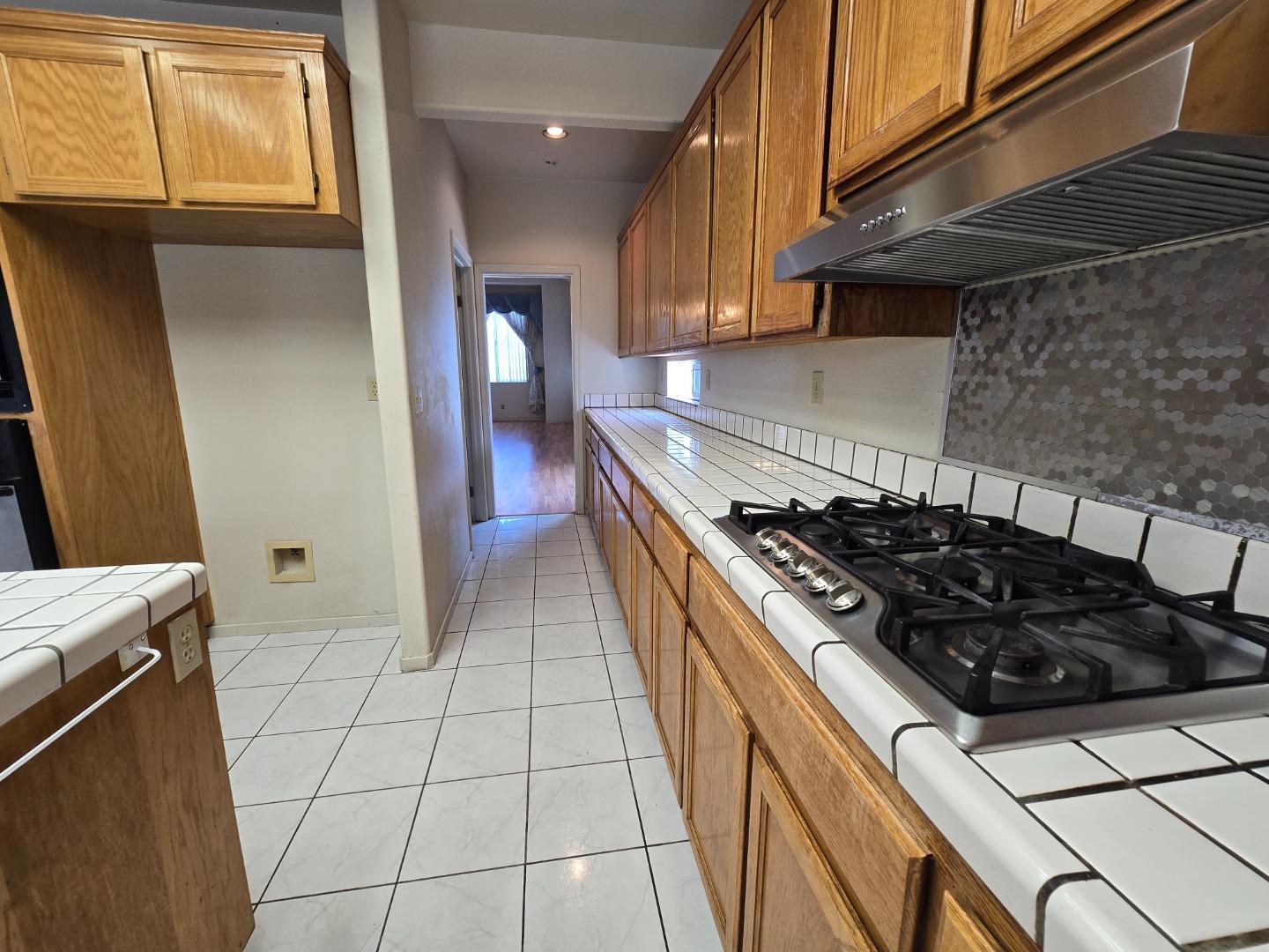Detail Gallery Image 12 of 26 For 1204 Pickford Way, Salinas,  CA 93906 - 5 Beds | 3 Baths