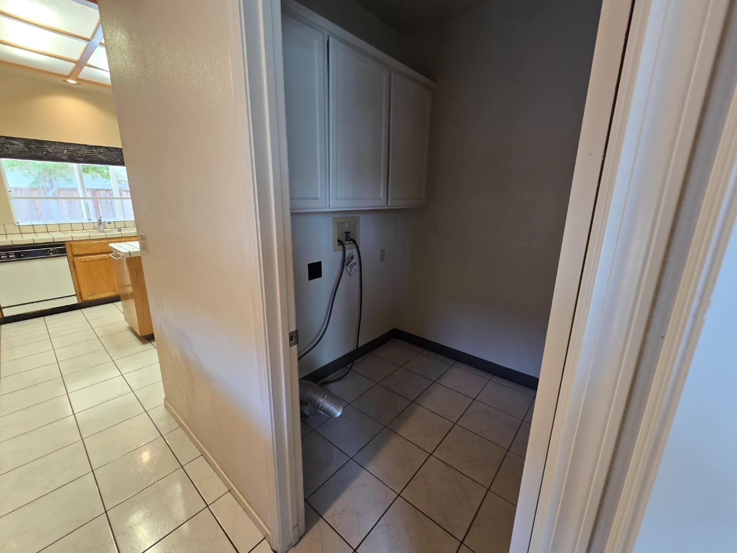 Detail Gallery Image 13 of 26 For 1204 Pickford Way, Salinas,  CA 93906 - 5 Beds | 3 Baths