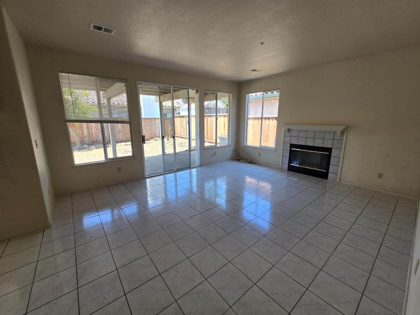 Detail Gallery Image 16 of 26 For 1204 Pickford Way, Salinas,  CA 93906 - 5 Beds | 3 Baths