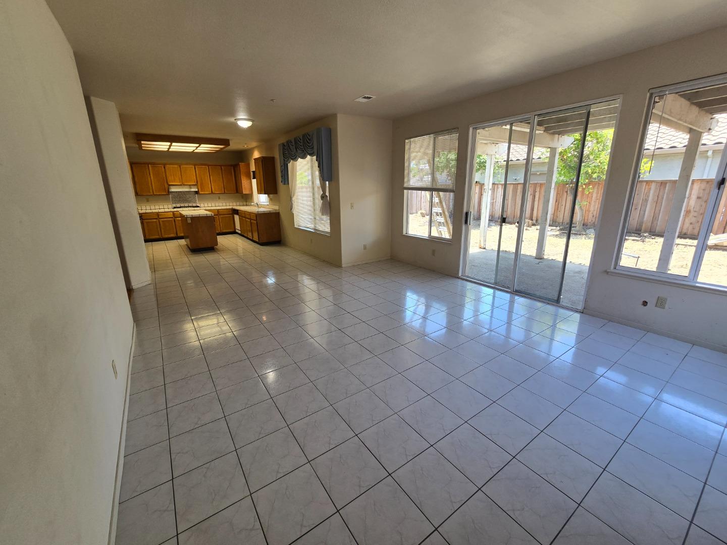 Detail Gallery Image 17 of 26 For 1204 Pickford Way, Salinas,  CA 93906 - 5 Beds | 3 Baths