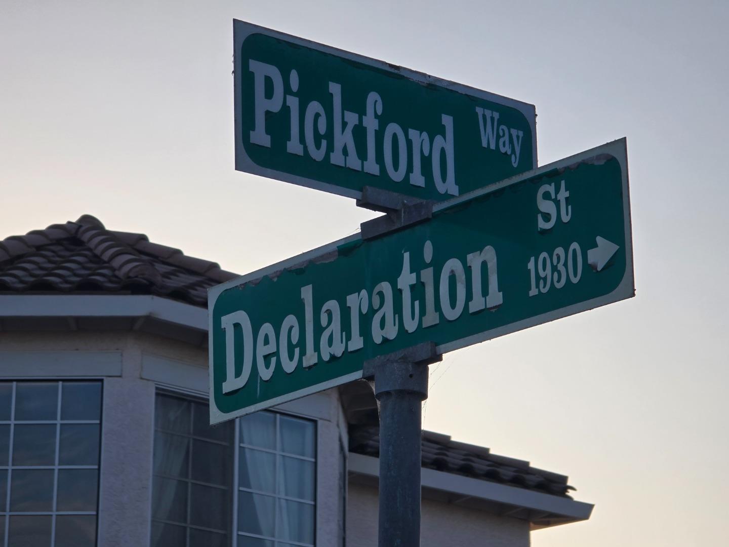 Detail Gallery Image 3 of 26 For 1204 Pickford Way, Salinas,  CA 93906 - 5 Beds | 3 Baths