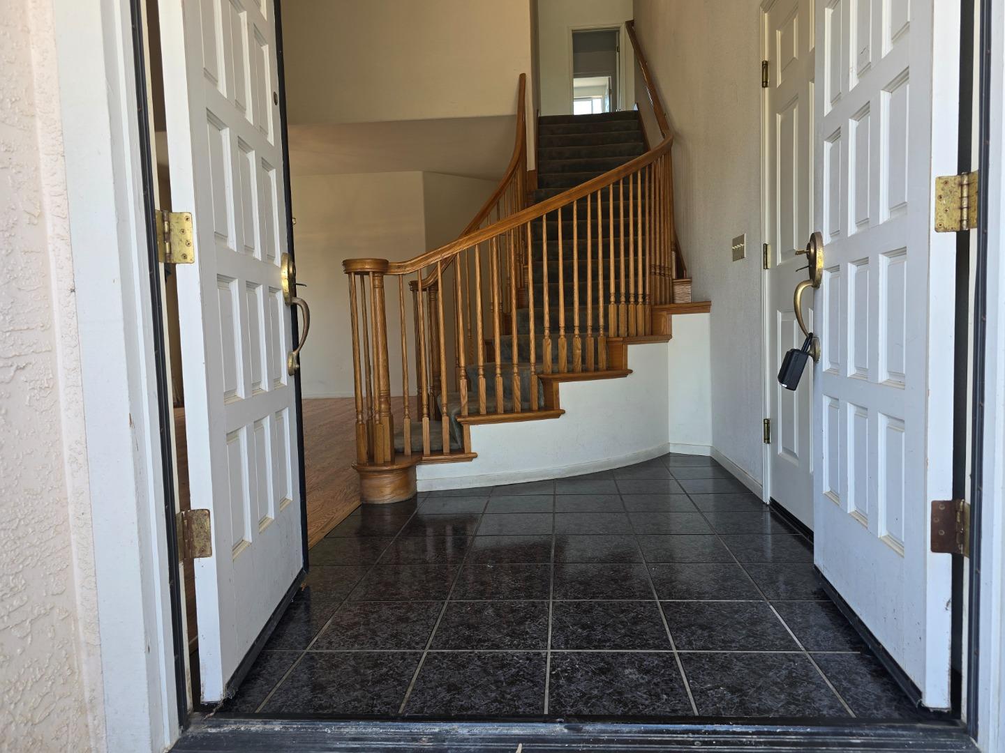 Detail Gallery Image 4 of 26 For 1204 Pickford Way, Salinas,  CA 93906 - 5 Beds | 3 Baths