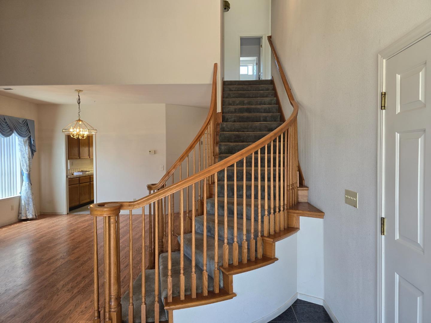 Detail Gallery Image 5 of 26 For 1204 Pickford Way, Salinas,  CA 93906 - 5 Beds | 3 Baths
