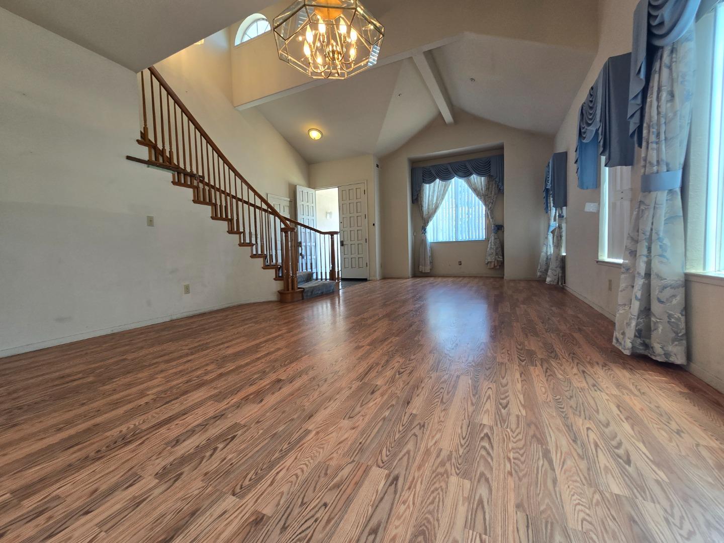 Detail Gallery Image 7 of 26 For 1204 Pickford Way, Salinas,  CA 93906 - 5 Beds | 3 Baths