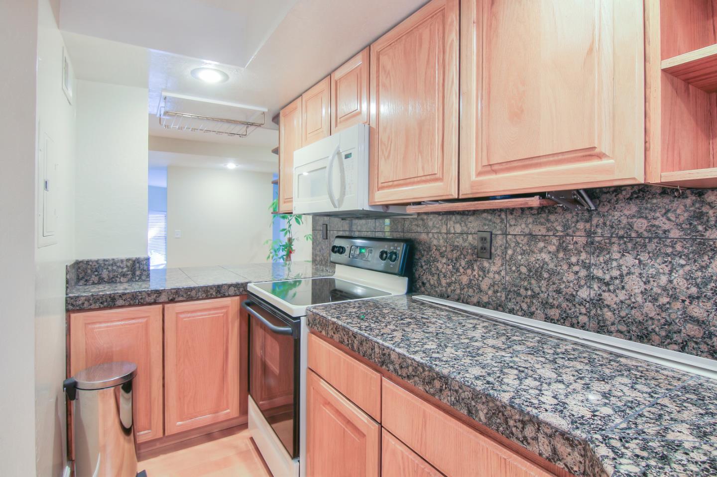 Detail Gallery Image 3 of 24 For 1157 Villa St #2,  Mountain View,  CA 94041 - 2 Beds | 2/1 Baths