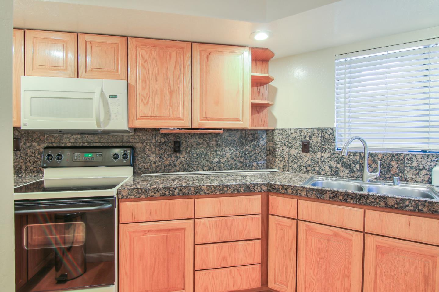 Detail Gallery Image 4 of 24 For 1157 Villa St #2,  Mountain View,  CA 94041 - 2 Beds | 2/1 Baths