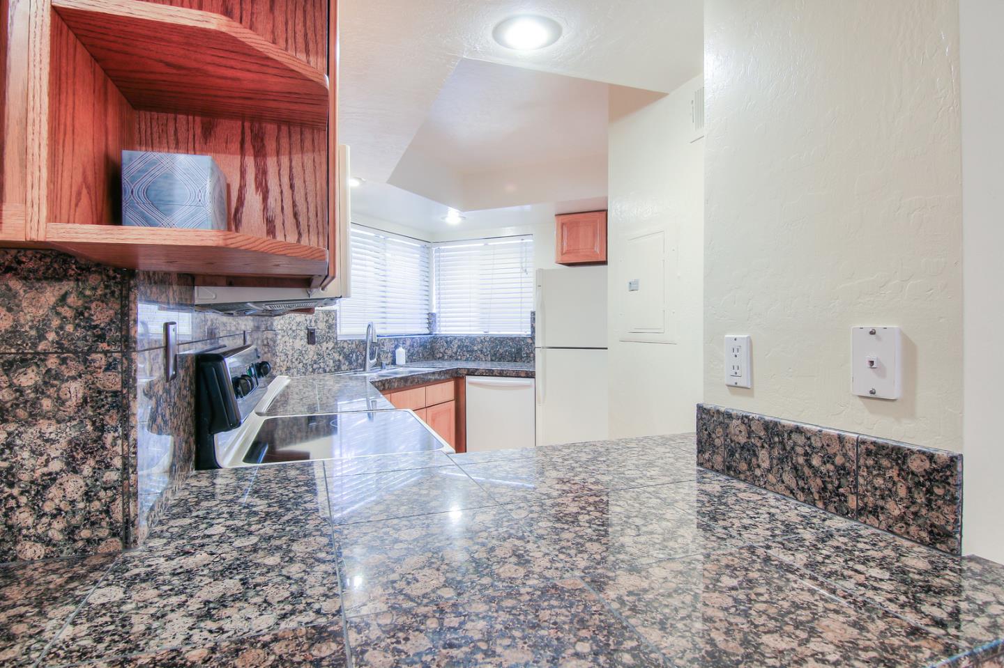 Detail Gallery Image 5 of 24 For 1157 Villa St #2,  Mountain View,  CA 94041 - 2 Beds | 2/1 Baths