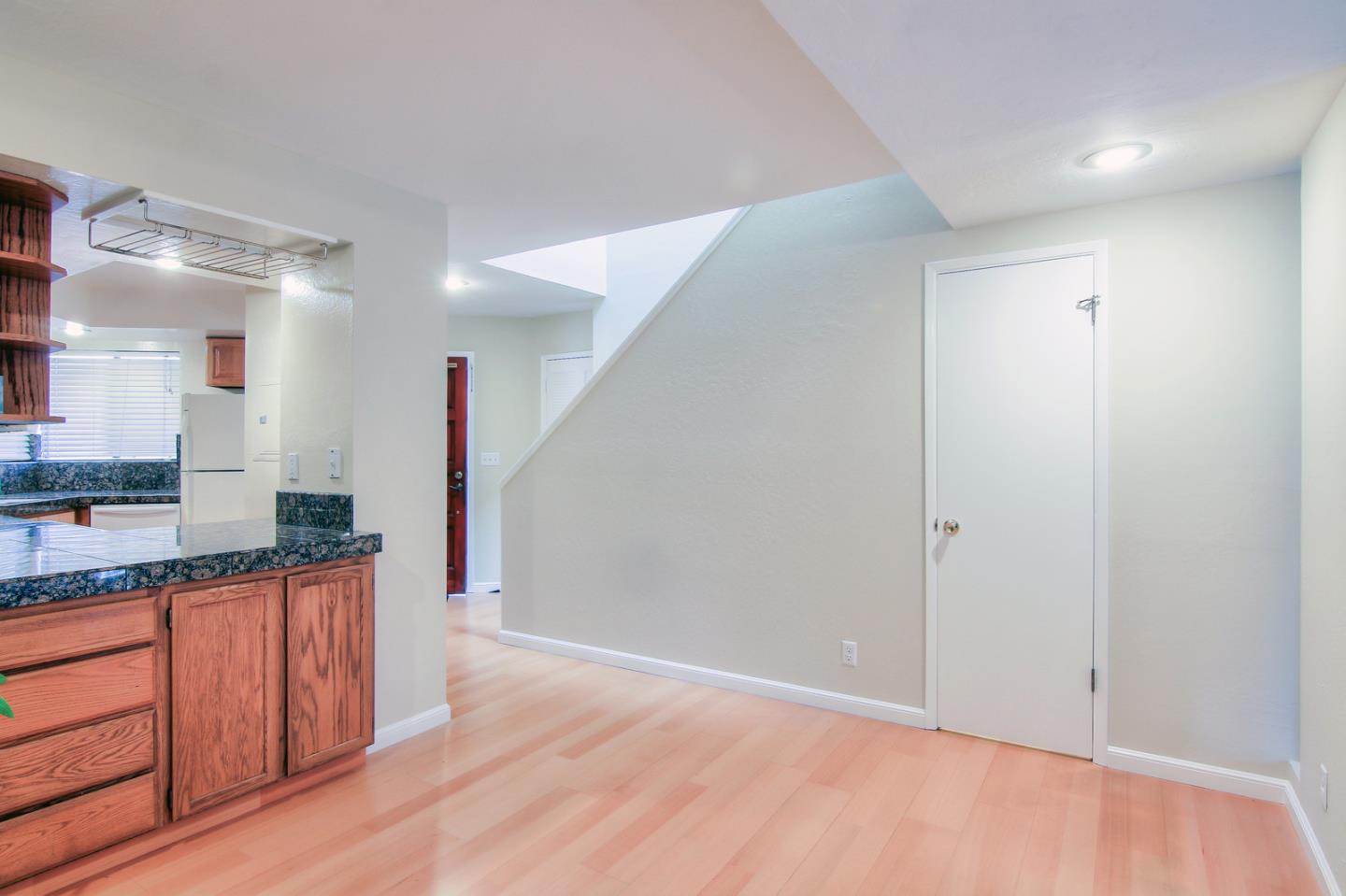 Detail Gallery Image 6 of 24 For 1157 Villa St #2,  Mountain View,  CA 94041 - 2 Beds | 2/1 Baths