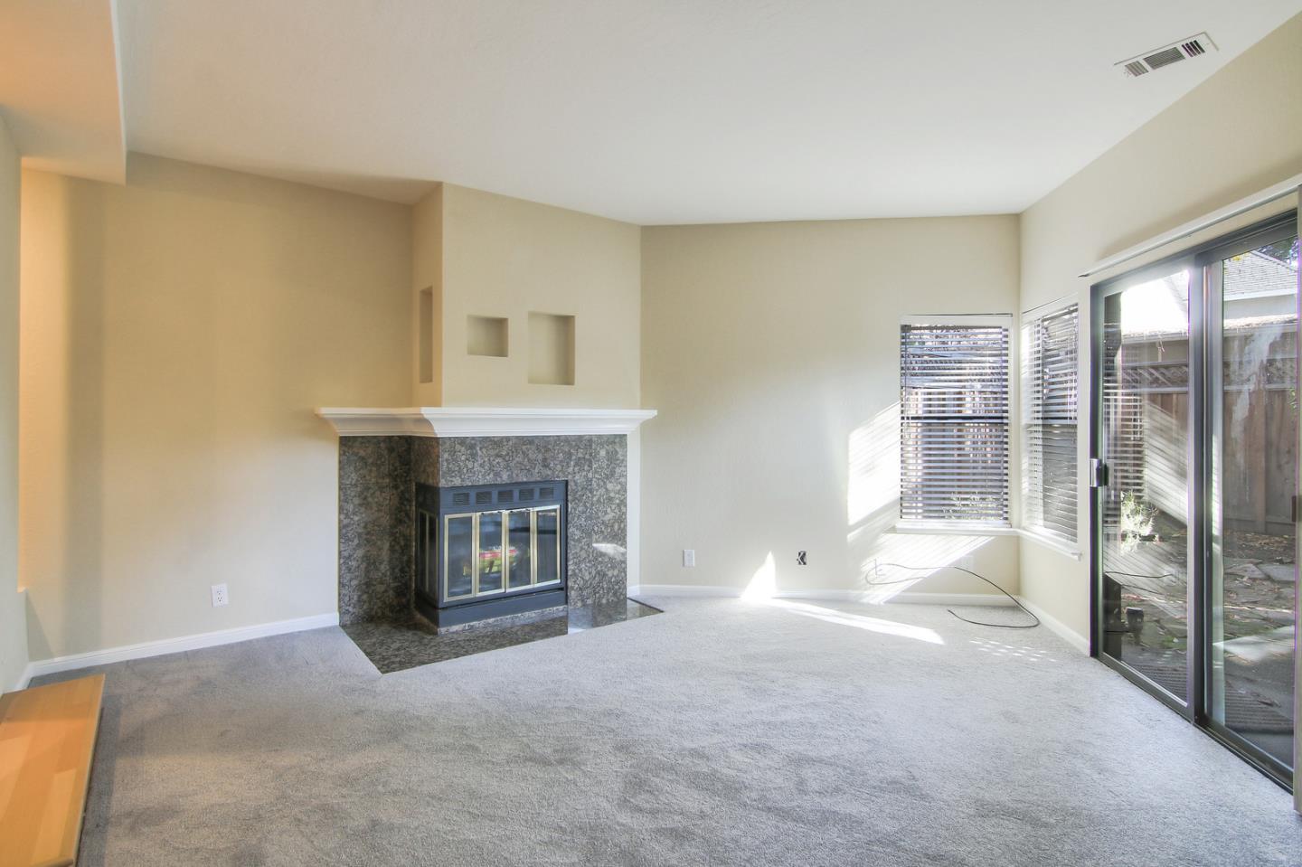Detail Gallery Image 8 of 24 For 1157 Villa St #2,  Mountain View,  CA 94041 - 2 Beds | 2/1 Baths