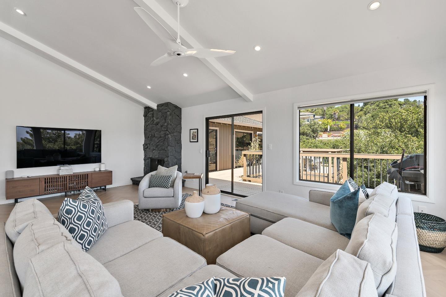Detail Gallery Image 14 of 34 For 997 Crestview Dr, San Carlos,  CA 94070 - 4 Beds | 2/1 Baths