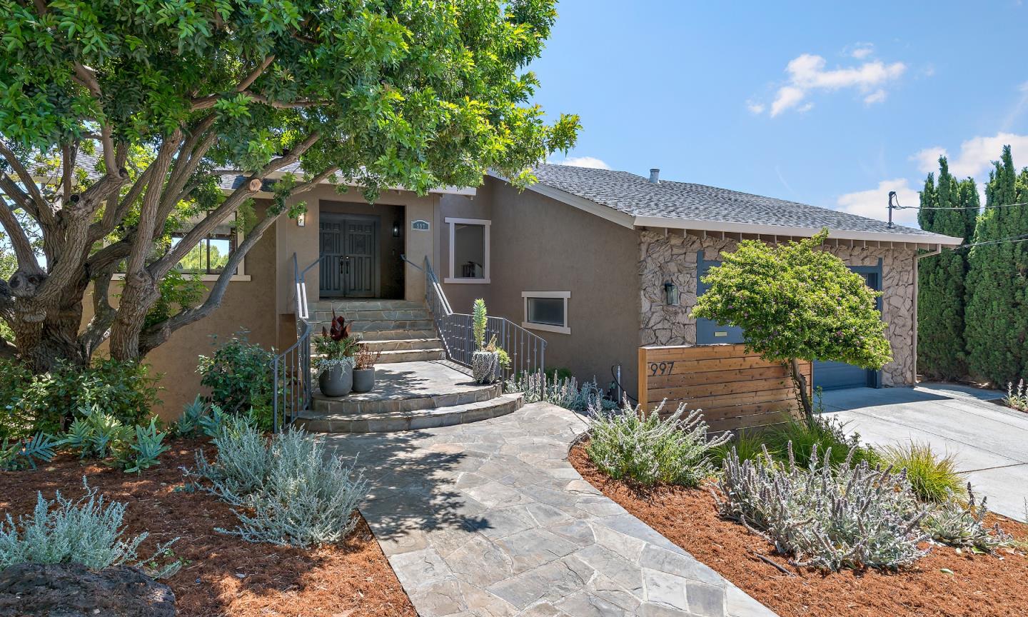 Detail Gallery Image 2 of 34 For 997 Crestview Dr, San Carlos,  CA 94070 - 4 Beds | 2/1 Baths
