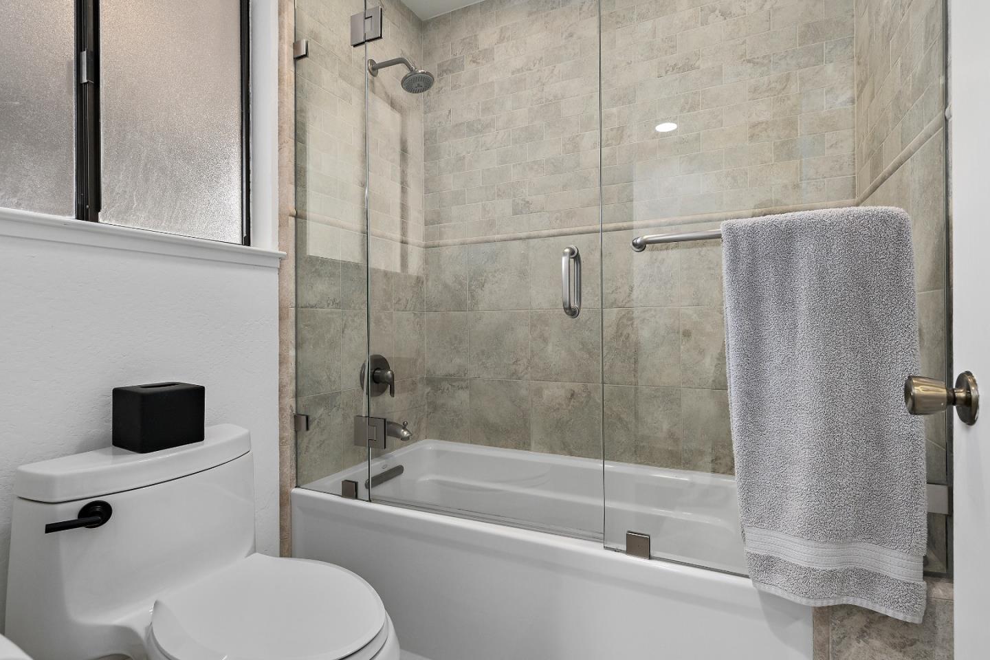 Detail Gallery Image 22 of 34 For 997 Crestview Dr, San Carlos,  CA 94070 - 4 Beds | 2/1 Baths