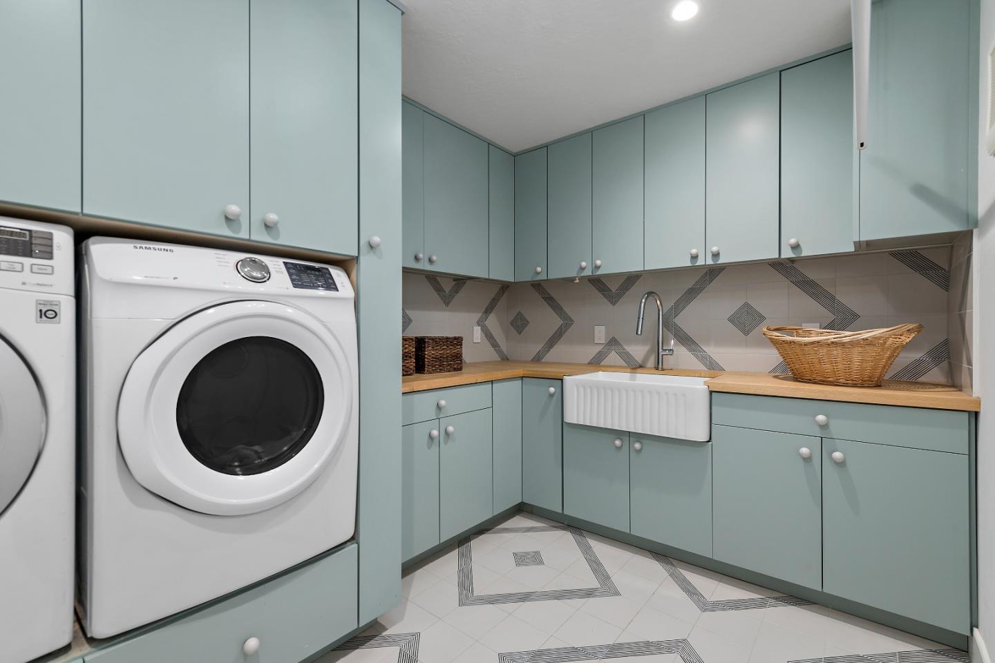 Detail Gallery Image 23 of 34 For 997 Crestview Dr, San Carlos,  CA 94070 - 4 Beds | 2/1 Baths