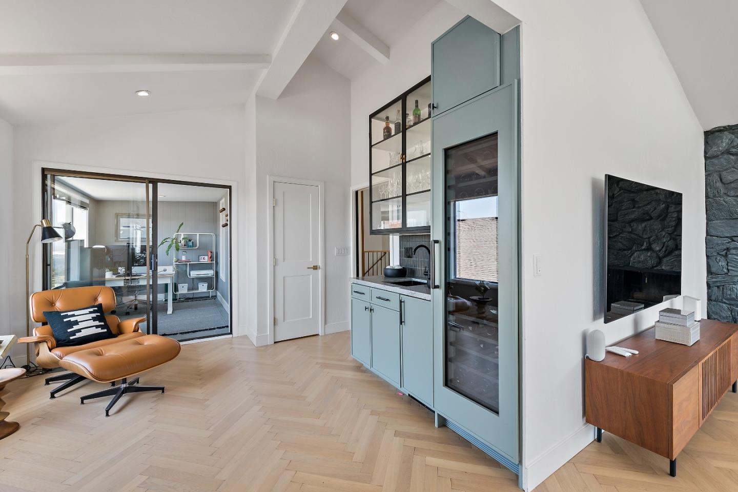 Detail Gallery Image 9 of 34 For 997 Crestview Dr, San Carlos,  CA 94070 - 4 Beds | 2/1 Baths