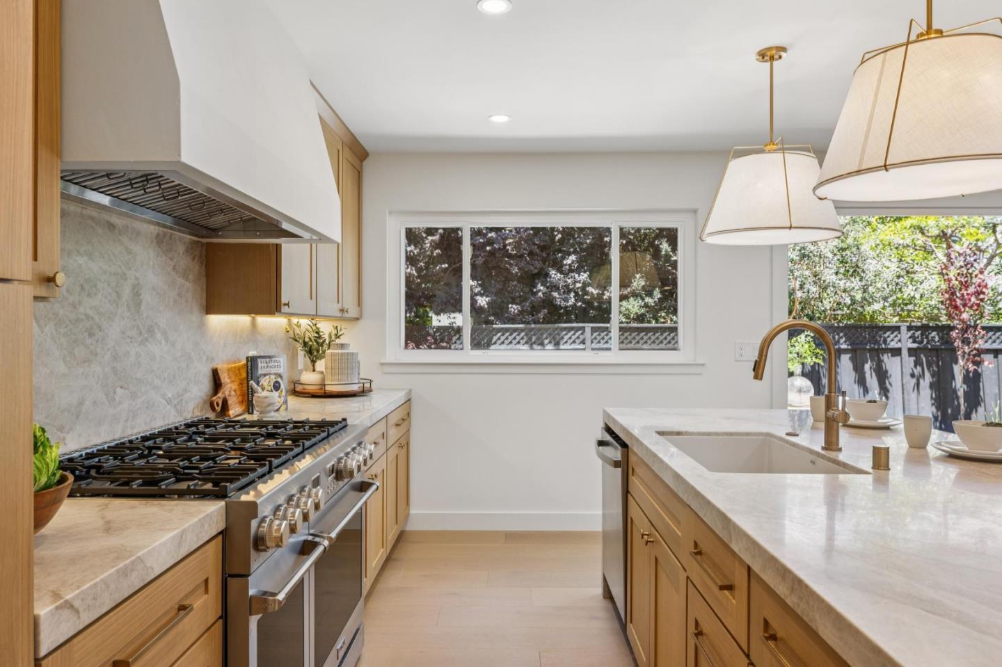 Detail Gallery Image 13 of 37 For 3706 Laurel Way, Redwood City,  CA 94062 - 3 Beds | 2/1 Baths