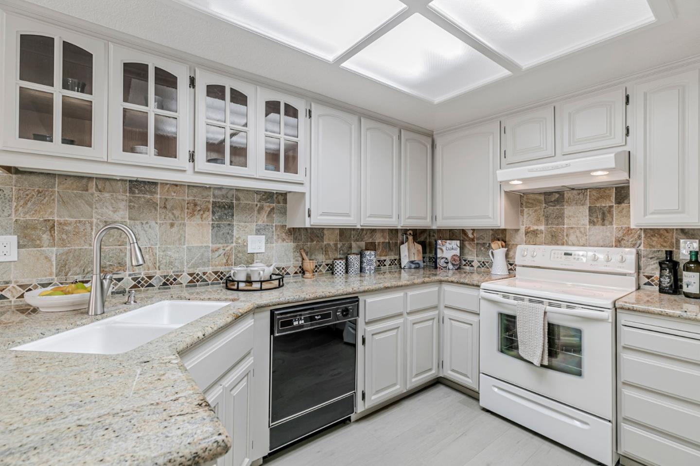 Detail Gallery Image 14 of 63 For 3230 Lake Albano Cir, San Jose,  CA 95135 - 2 Beds | 2/1 Baths