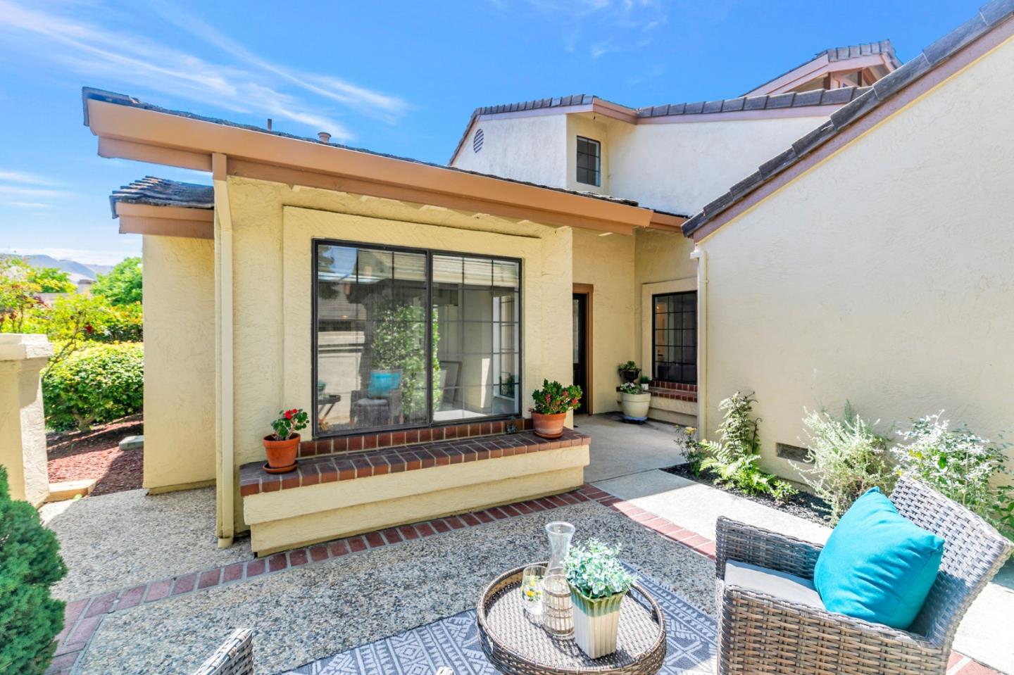Detail Gallery Image 3 of 63 For 3230 Lake Albano Cir, San Jose,  CA 95135 - 2 Beds | 2/1 Baths
