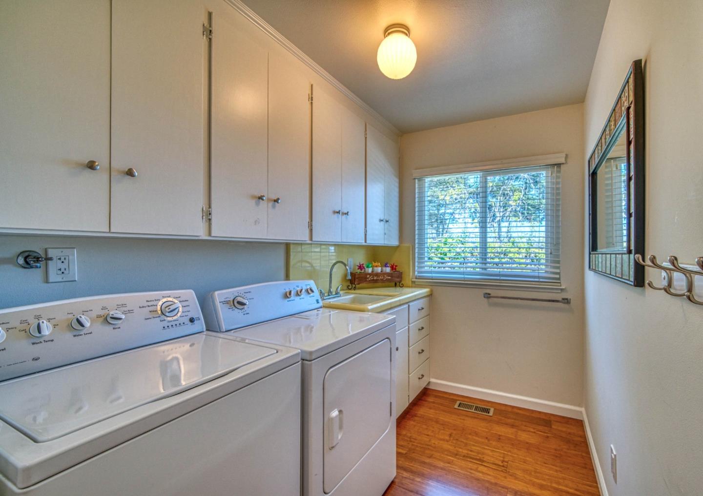 Detail Gallery Image 31 of 44 For 69 Hollins Dr, Santa Cruz,  CA 95060 - 4 Beds | 2 Baths