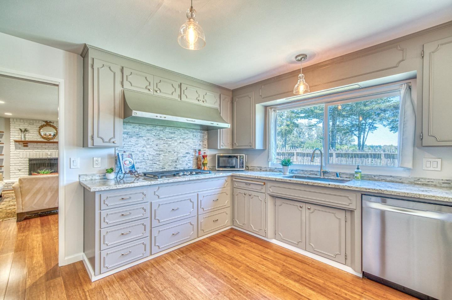 Detail Gallery Image 9 of 44 For 69 Hollins Dr, Santa Cruz,  CA 95060 - 4 Beds | 2 Baths