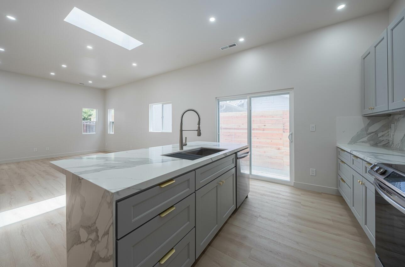 Detail Gallery Image 10 of 25 For 987 Harcourt #C,  Seaside,  CA 93955 - 3 Beds | 1/1 Baths