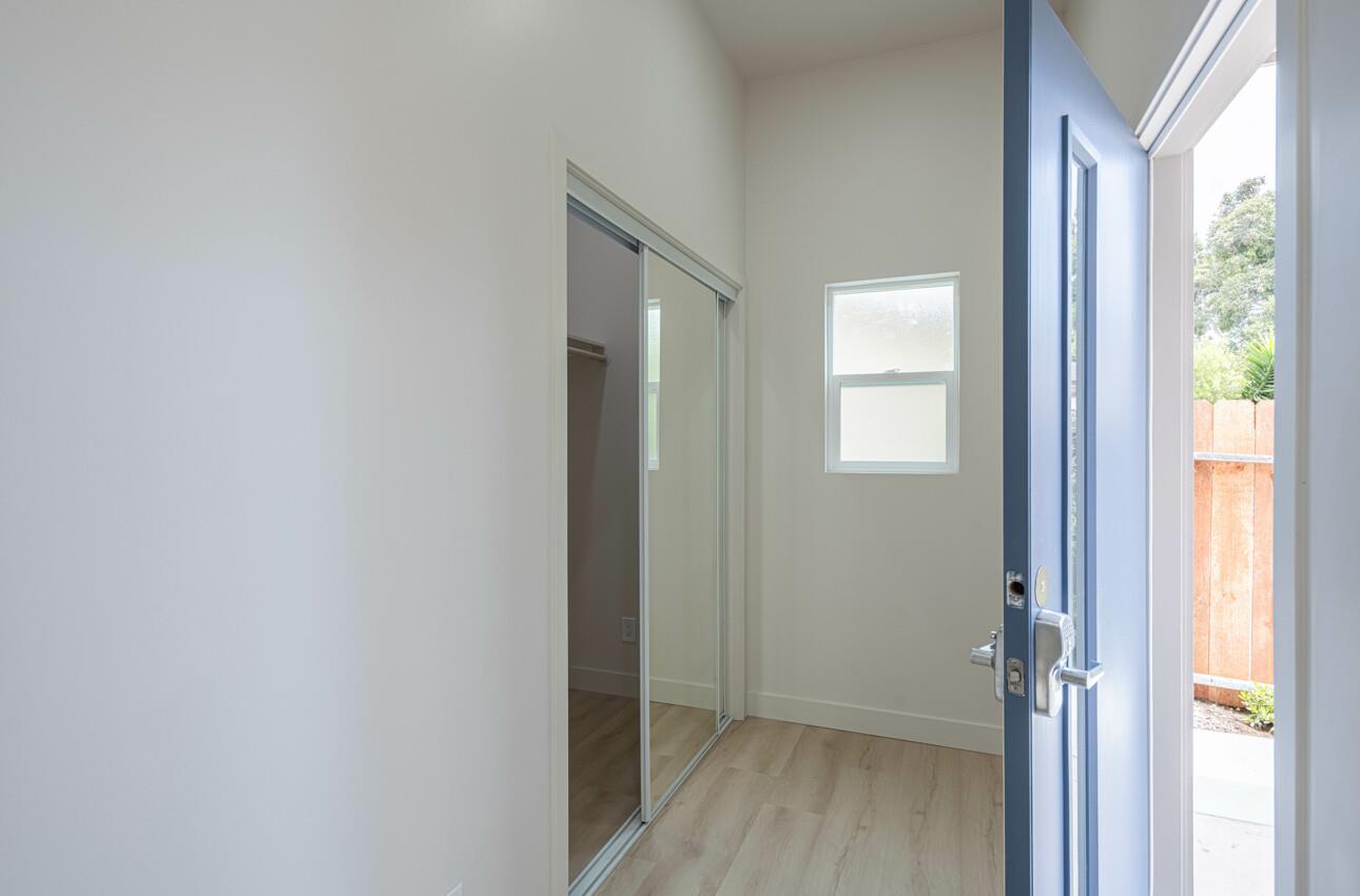 Detail Gallery Image 3 of 25 For 987 Harcourt #C,  Seaside,  CA 93955 - 3 Beds | 1/1 Baths
