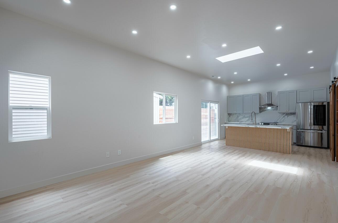 Detail Gallery Image 4 of 25 For 987 Harcourt #C,  Seaside,  CA 93955 - 3 Beds | 1/1 Baths