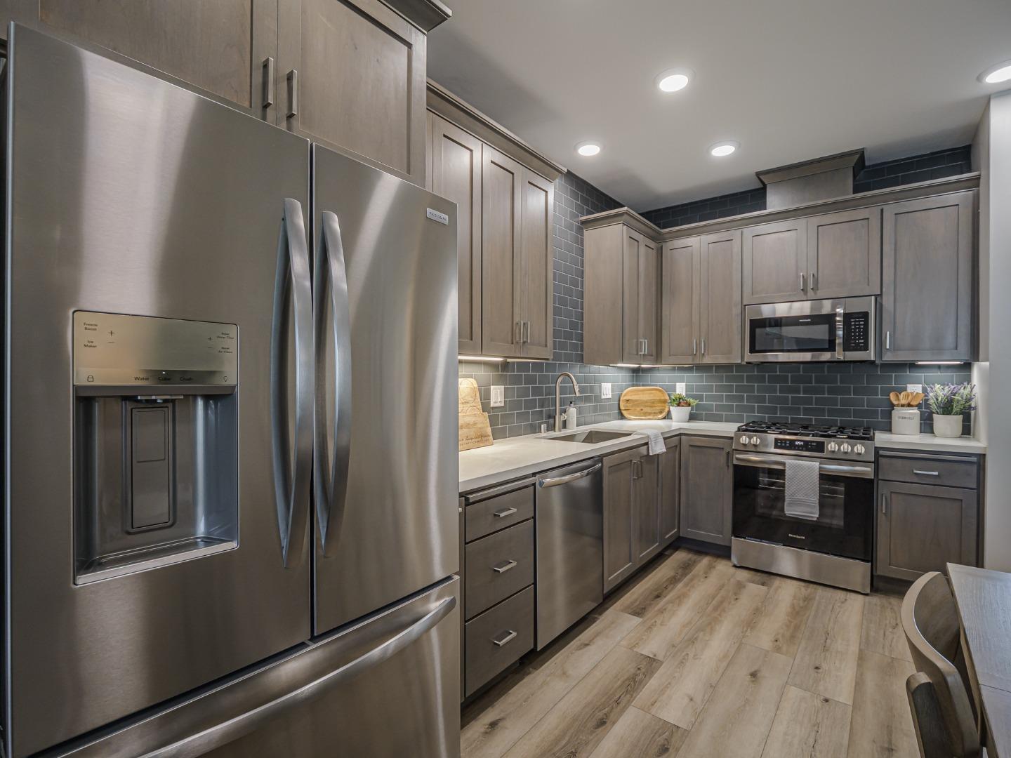 Detail Gallery Image 8 of 23 For 126 Aptos Village Way #3,  Aptos,  CA 95003 - 3 Beds | 3 Baths