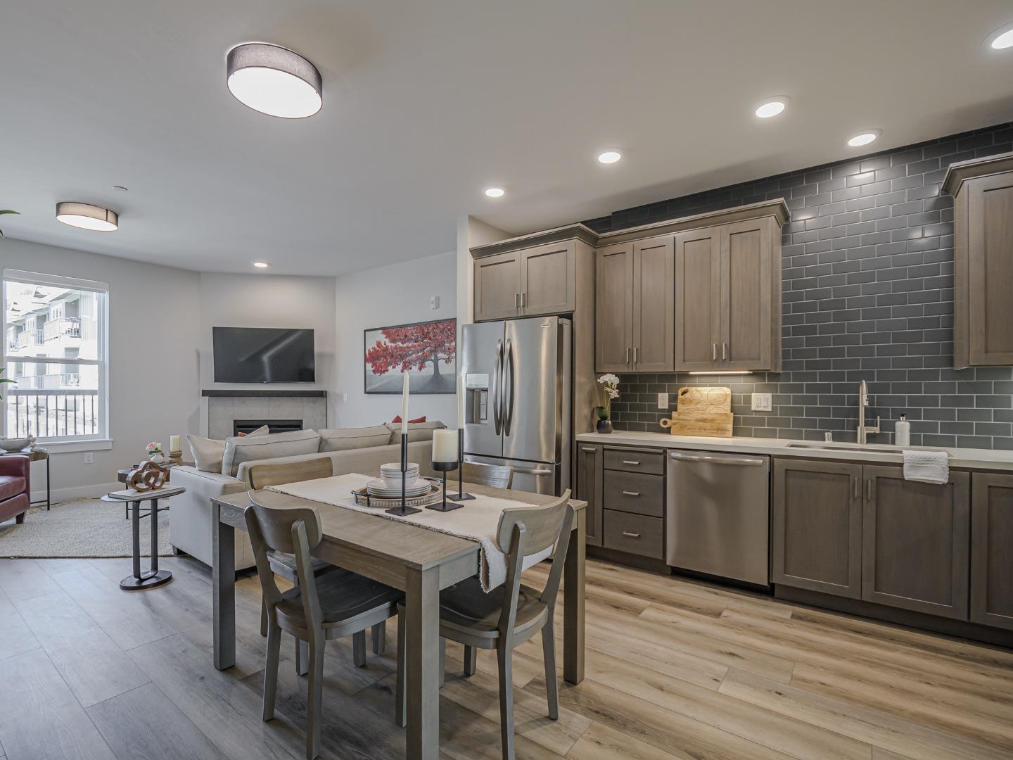 Detail Gallery Image 9 of 23 For 126 Aptos Village Way #3,  Aptos,  CA 95003 - 3 Beds | 3 Baths