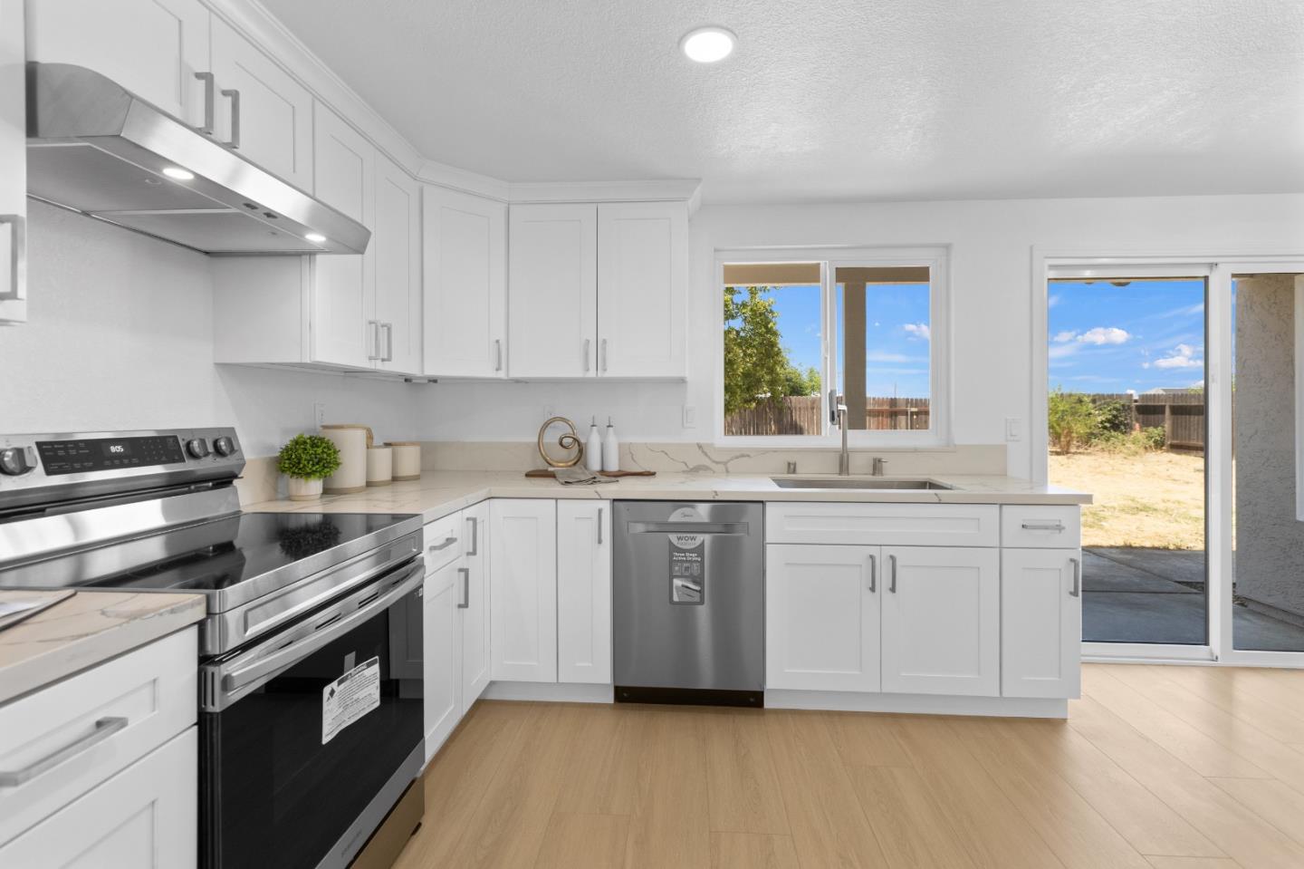 Detail Gallery Image 14 of 52 For 8647 Cord Way, Sacramento,  CA 95828 - 4 Beds | 3 Baths