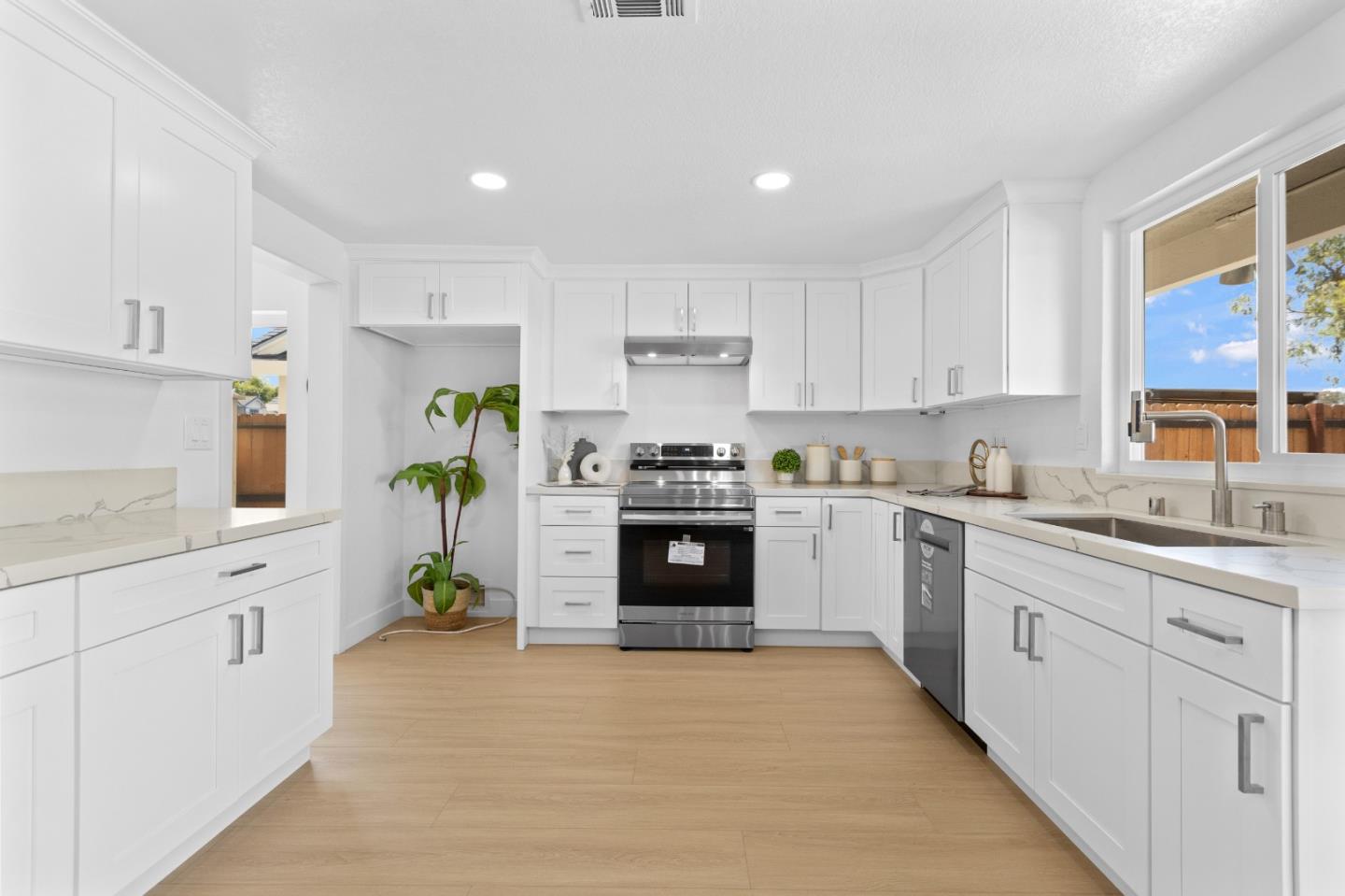 Detail Gallery Image 24 of 52 For 8647 Cord Way, Sacramento,  CA 95828 - 4 Beds | 3 Baths