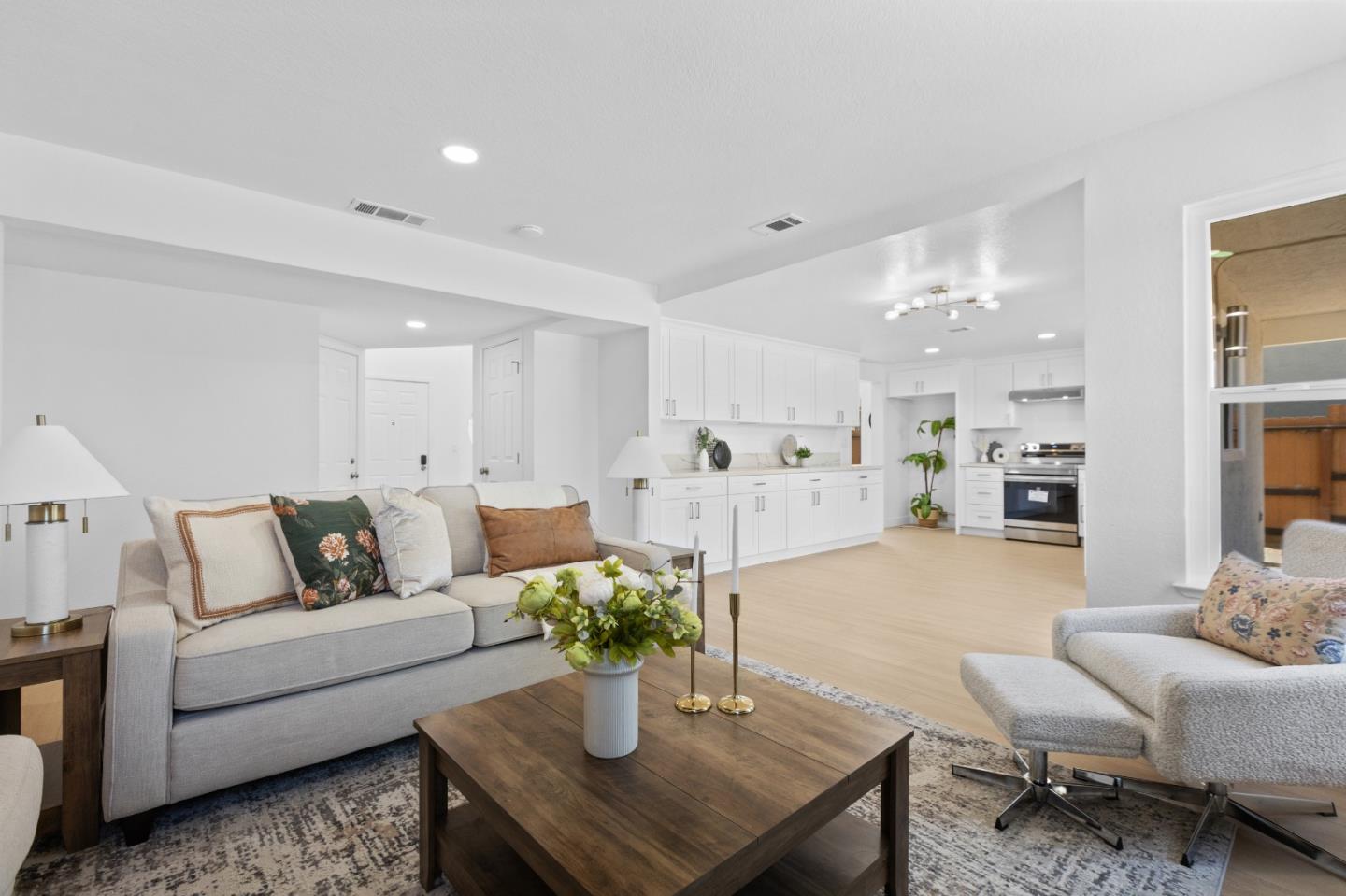 Detail Gallery Image 4 of 52 For 8647 Cord Way, Sacramento,  CA 95828 - 4 Beds | 3 Baths