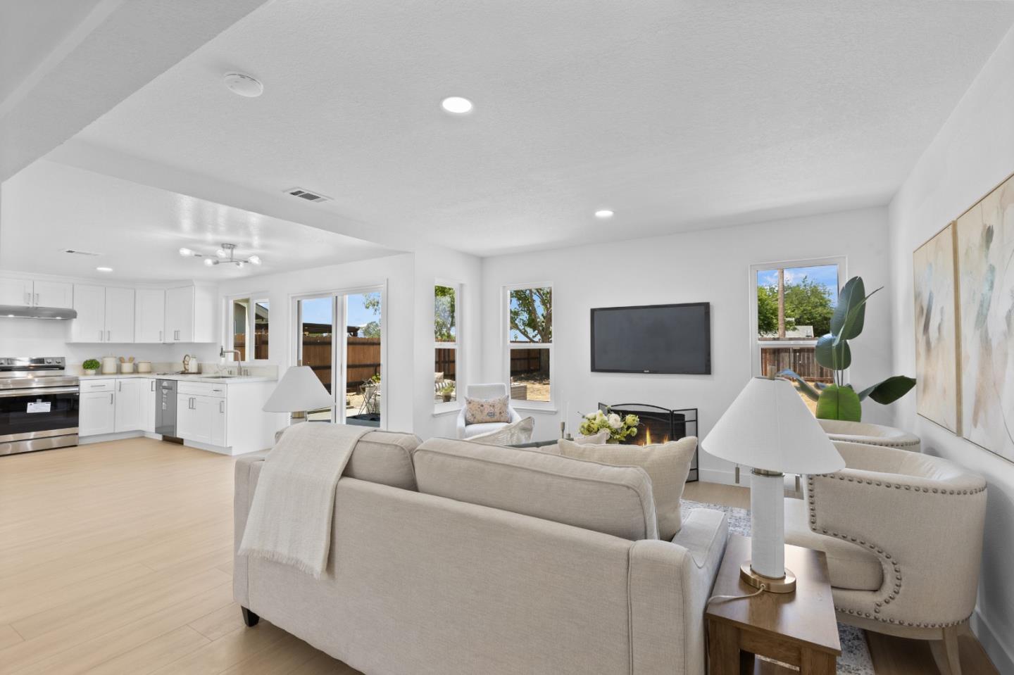 Detail Gallery Image 9 of 52 For 8647 Cord Way, Sacramento,  CA 95828 - 4 Beds | 3 Baths