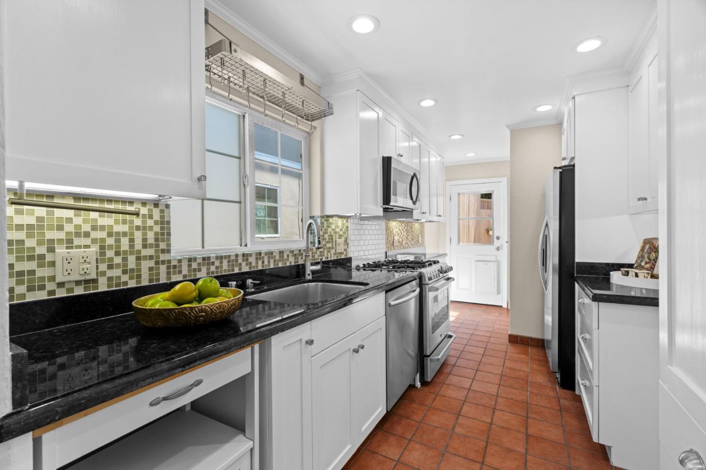 Detail Gallery Image 14 of 63 For 460 San Bruno Ave, Brisbane,  CA 94005 - 3 Beds | 2 Baths