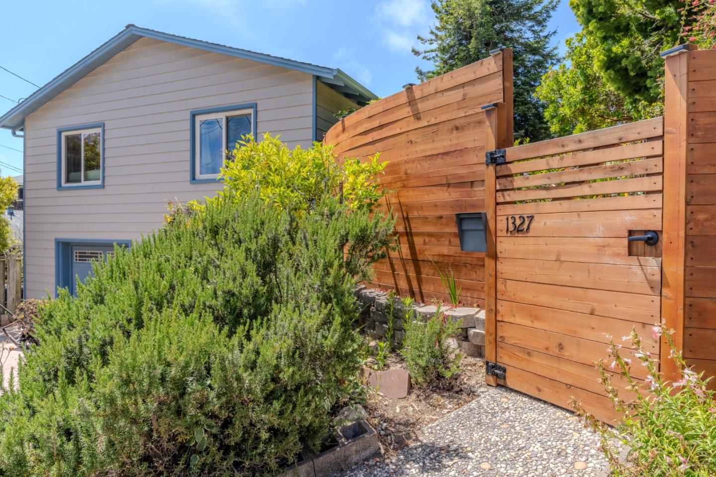 Detail Gallery Image 3 of 48 For 1327 Crespi Dr, Pacifica,  CA 94044 - 3 Beds | 2 Baths
