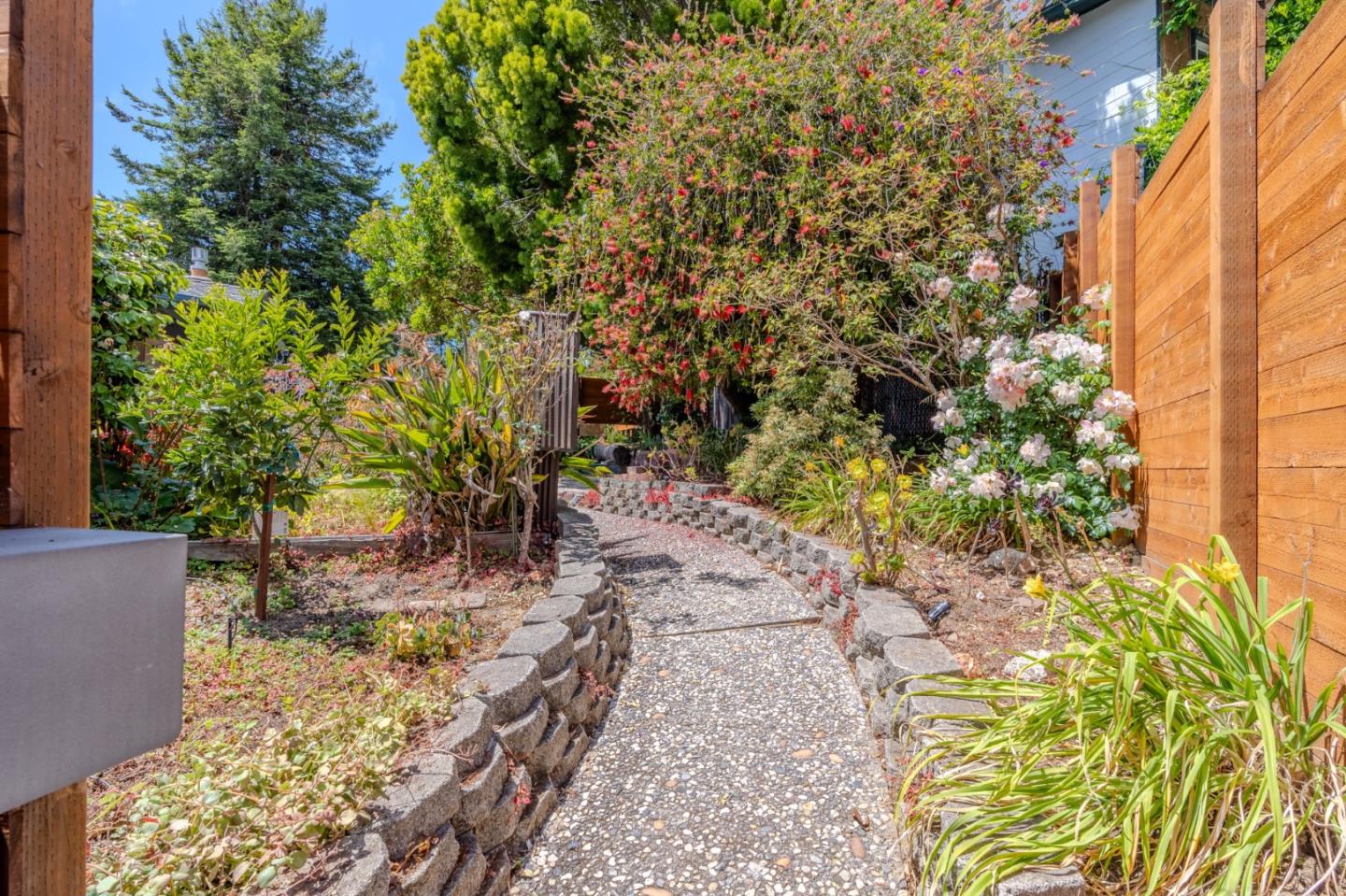 Detail Gallery Image 4 of 48 For 1327 Crespi Dr, Pacifica,  CA 94044 - 3 Beds | 2 Baths