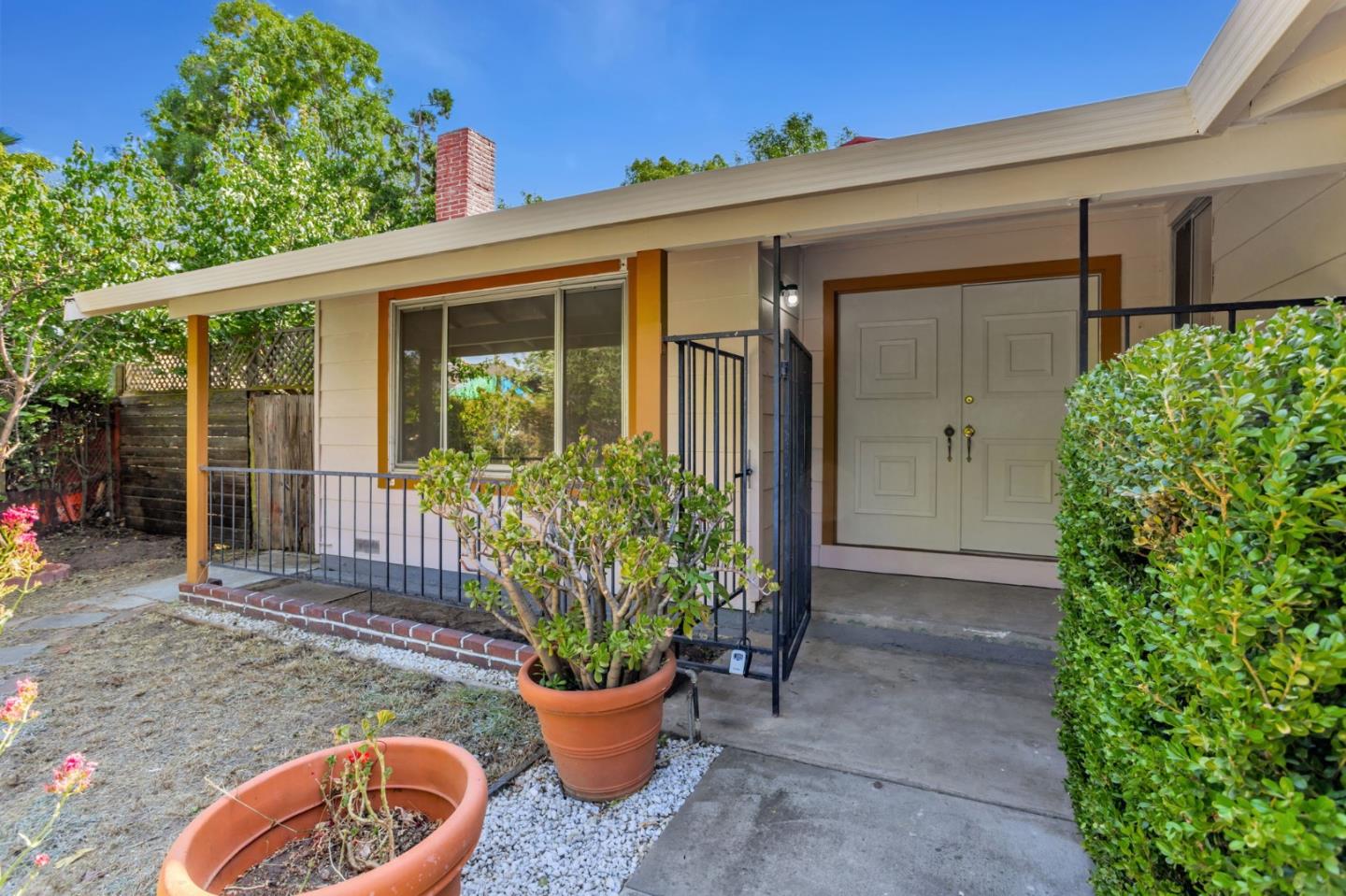 Detail Gallery Image 2 of 35 For 2699 Loomis Dr, San Jose,  CA 95121 - 3 Beds | 2 Baths
