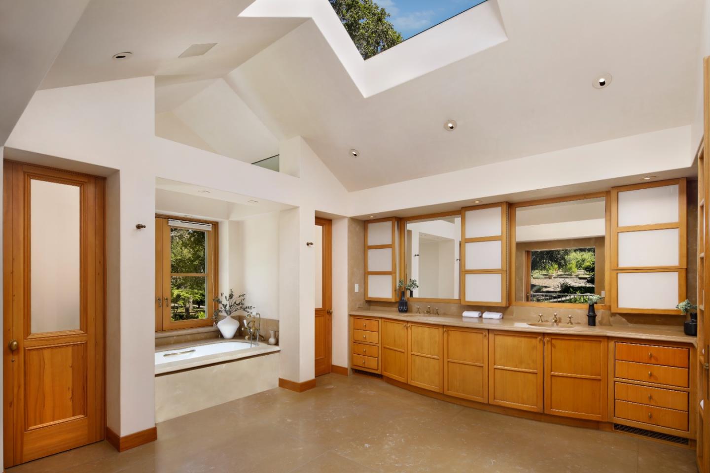 Detail Gallery Image 18 of 32 For 211 Winding Way, Woodside,  CA 94062 - 6 Beds | 6/2 Baths
