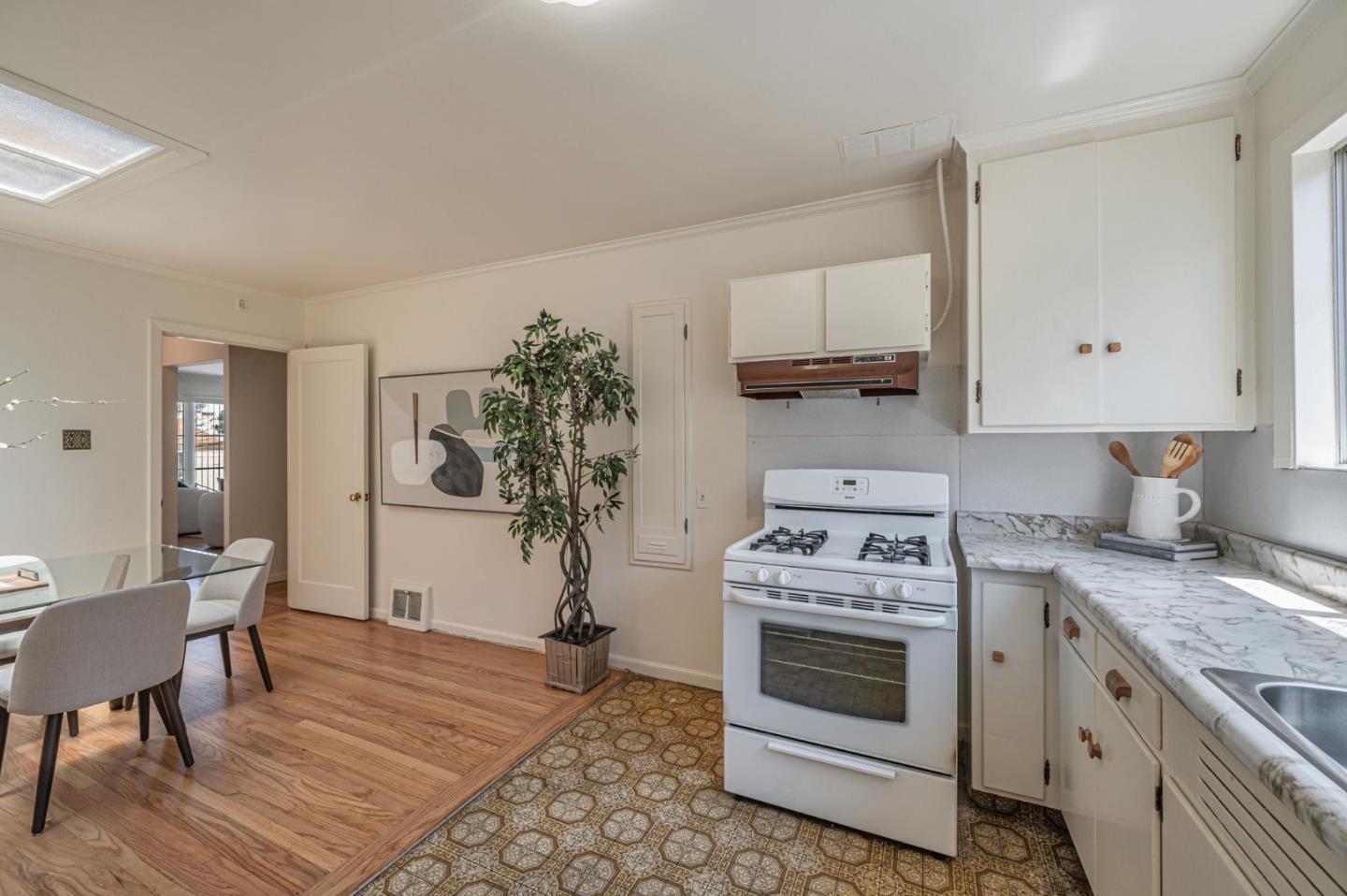Detail Gallery Image 13 of 26 For 319 Sweeny St, San Francisco,  CA 94134 - 3 Beds | 1 Baths