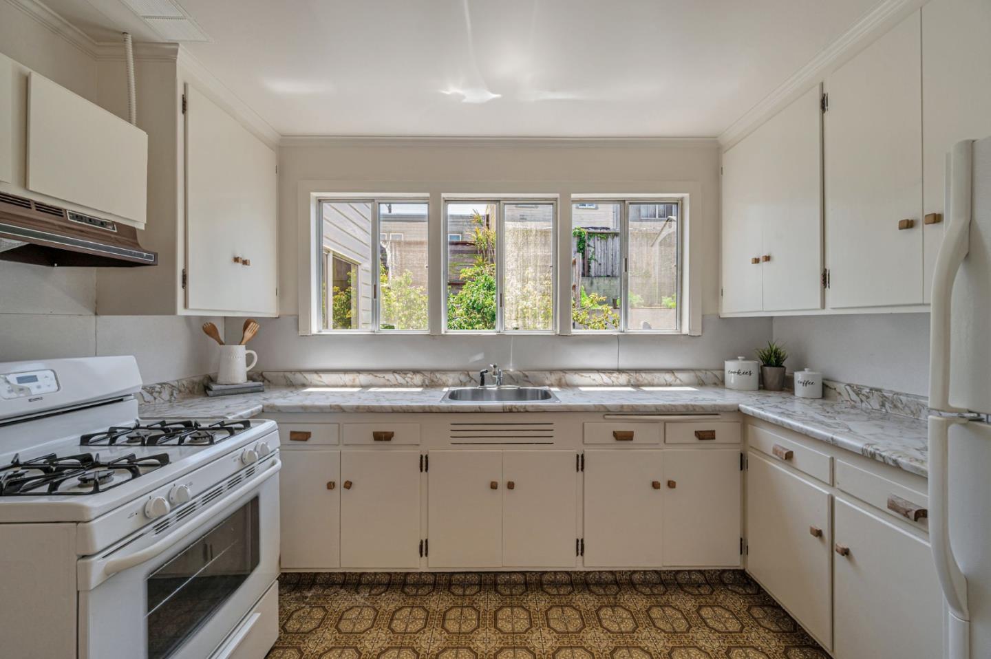 Detail Gallery Image 14 of 26 For 319 Sweeny St, San Francisco,  CA 94134 - 3 Beds | 1 Baths