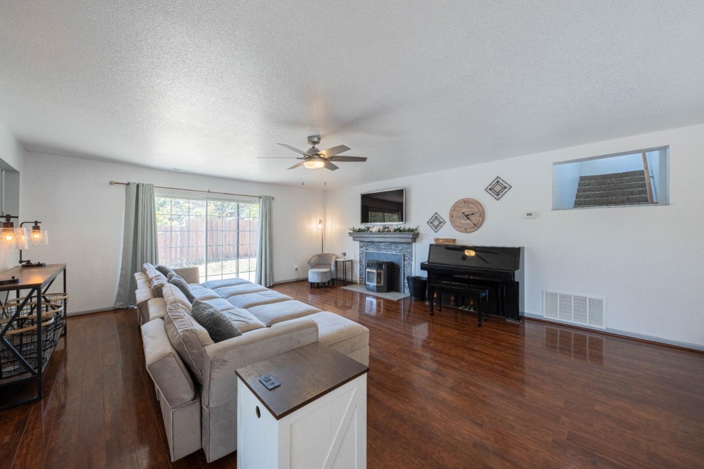 Detail Gallery Image 4 of 42 For 143 Tucker Rd, Royal Oaks,  CA 95076 - 3 Beds | 2/1 Baths