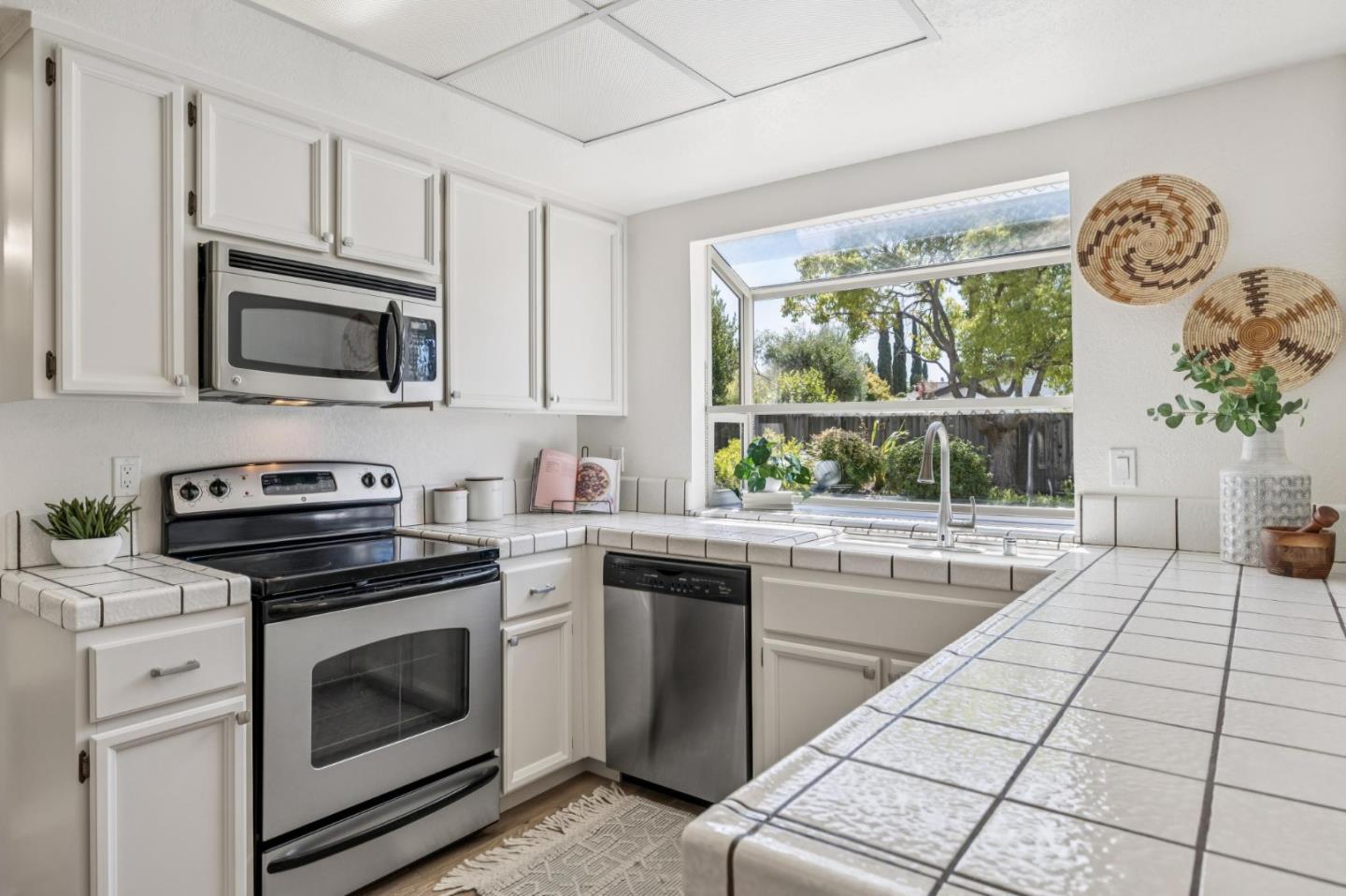 Detail Gallery Image 9 of 21 For 756 Davit Ln, Redwood City,  CA 94065 - 4 Beds | 2/1 Baths