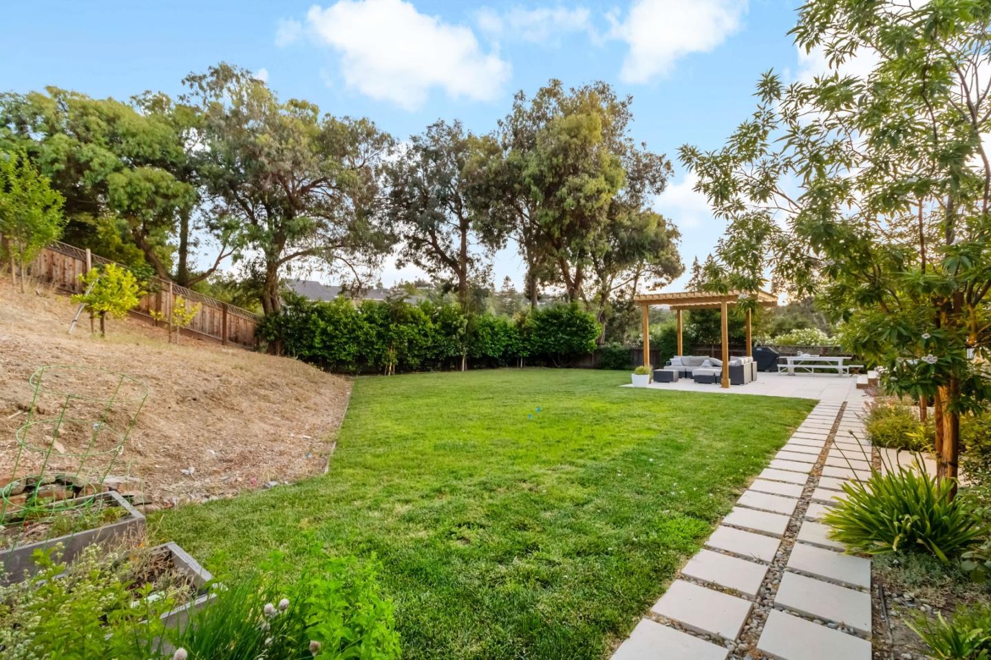 Detail Gallery Image 10 of 70 For 10 Bennett Rd, Redwood City,  CA 94062 - 4 Beds | 4 Baths