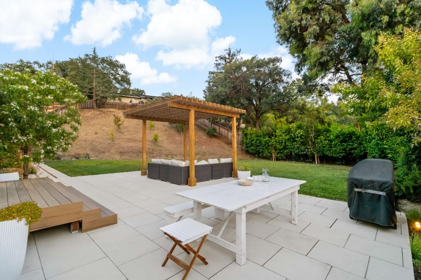 Detail Gallery Image 11 of 70 For 10 Bennett Rd, Redwood City,  CA 94062 - 4 Beds | 4 Baths