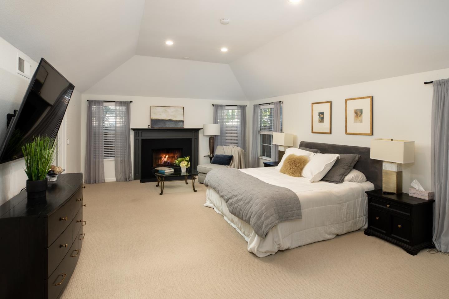 Detail Gallery Image 10 of 18 For 4 Woodleaf Ave, Redwood City,  CA 94061 - 5 Beds | 3/1 Baths