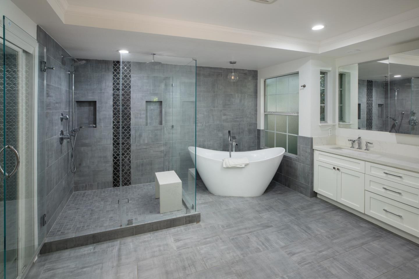 Detail Gallery Image 12 of 18 For 4 Woodleaf Ave, Redwood City,  CA 94061 - 5 Beds | 3/1 Baths